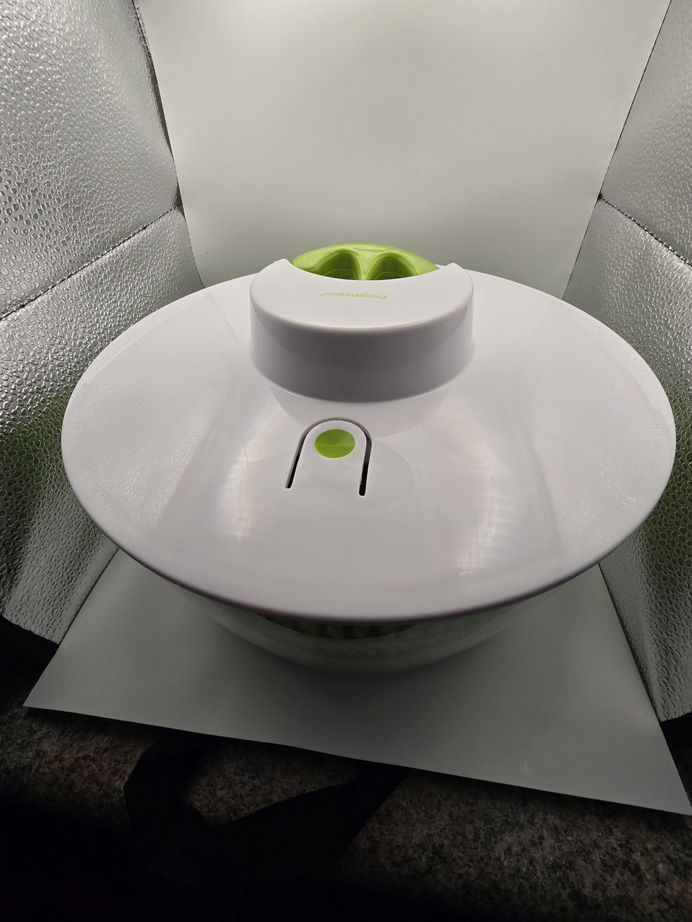 White and Green Salad Spinner Bowl with Locking Lid